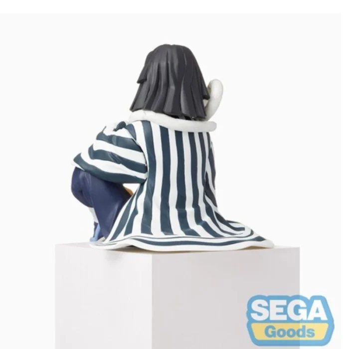 Demon Slayer Obanai Iguro figura 15cm inspirirana je hit anime serijalom Demon Slayer: Kimetsu no Yaiba te prikazuje misterioznog Serpent Hashiru u prepoznatljivoj pozi. Figura vjerno prenosi izgled lika, uključujući njegov karakteristični outfit, zmiju Kaburamaru i prepoznatljiv izraz lica. Detaljna izrada i prepoznatljiv dizajn Ova Sega figura ističe se: kvalitetnim sculptom i bojama detaljno izrađenom odjećom i dodacima vjernim anime izgledom Obanai Iguro lika elegantnom sjedećom pozom pogodnom za display Figura odlično prenosi atmosferu Demon Slayer serijala. Savršena za Demon Slayer kolekciju Obanai Iguro jedan je od omiljenih Hashira likova među fanovima serijala, zbog čega je ova figura odličan dodatak anime kolekciji. Idealna je za: Demon Slayer fanove anime figure kolekcije display police i gaming setup kolekcionare Sega figura